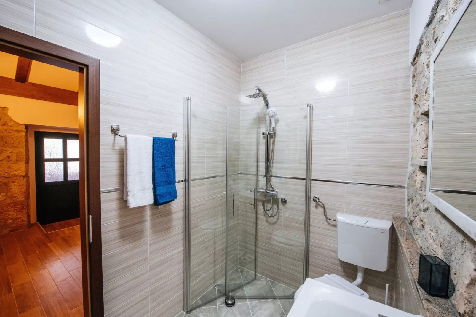 Authentic stone house Momo-Badkamer