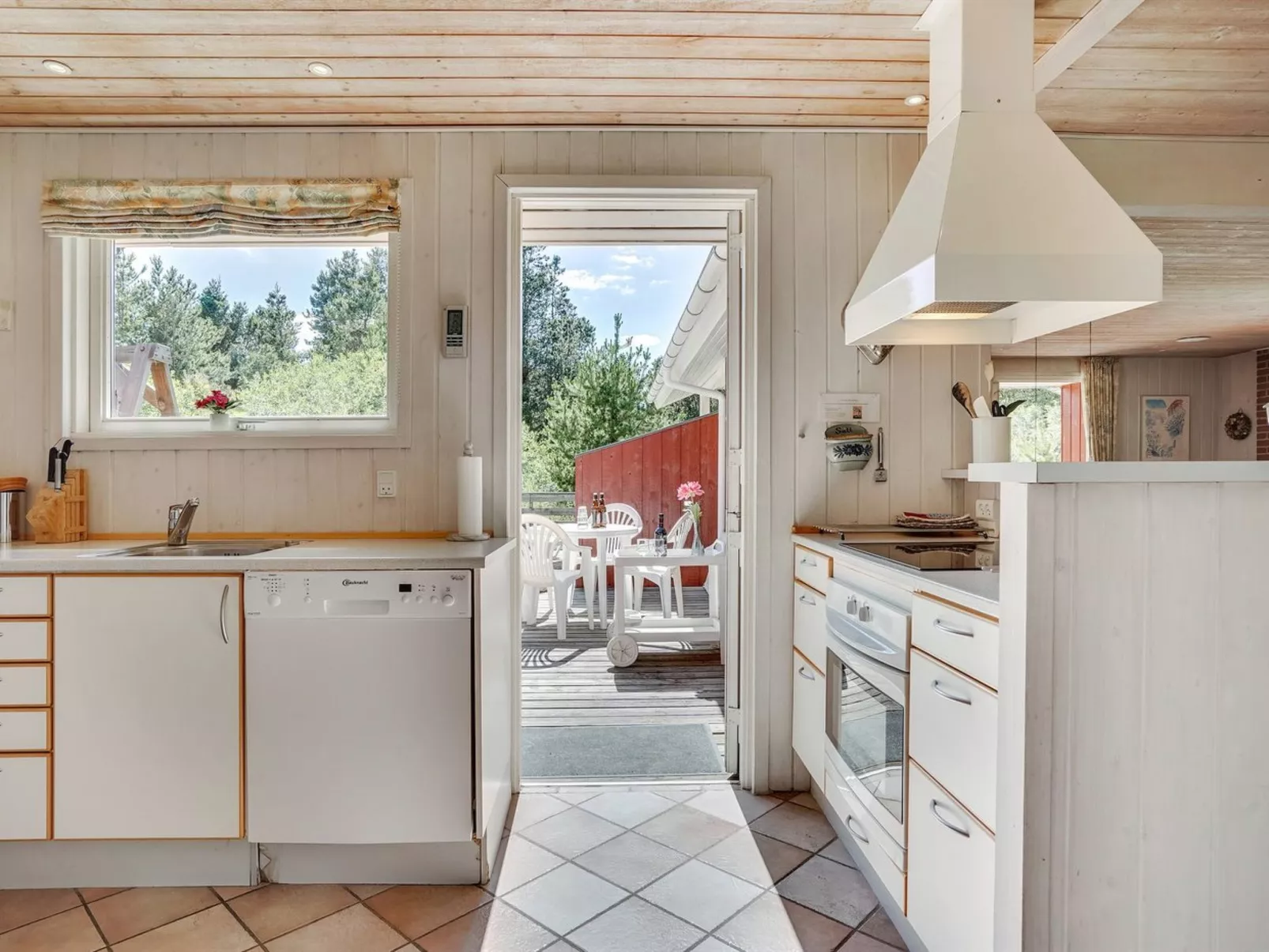 "Reidar" - 1km from the sea-Binnen