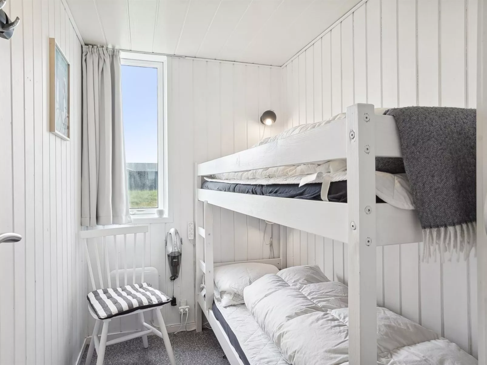 "Dyri" - 75m from the sea-Binnen