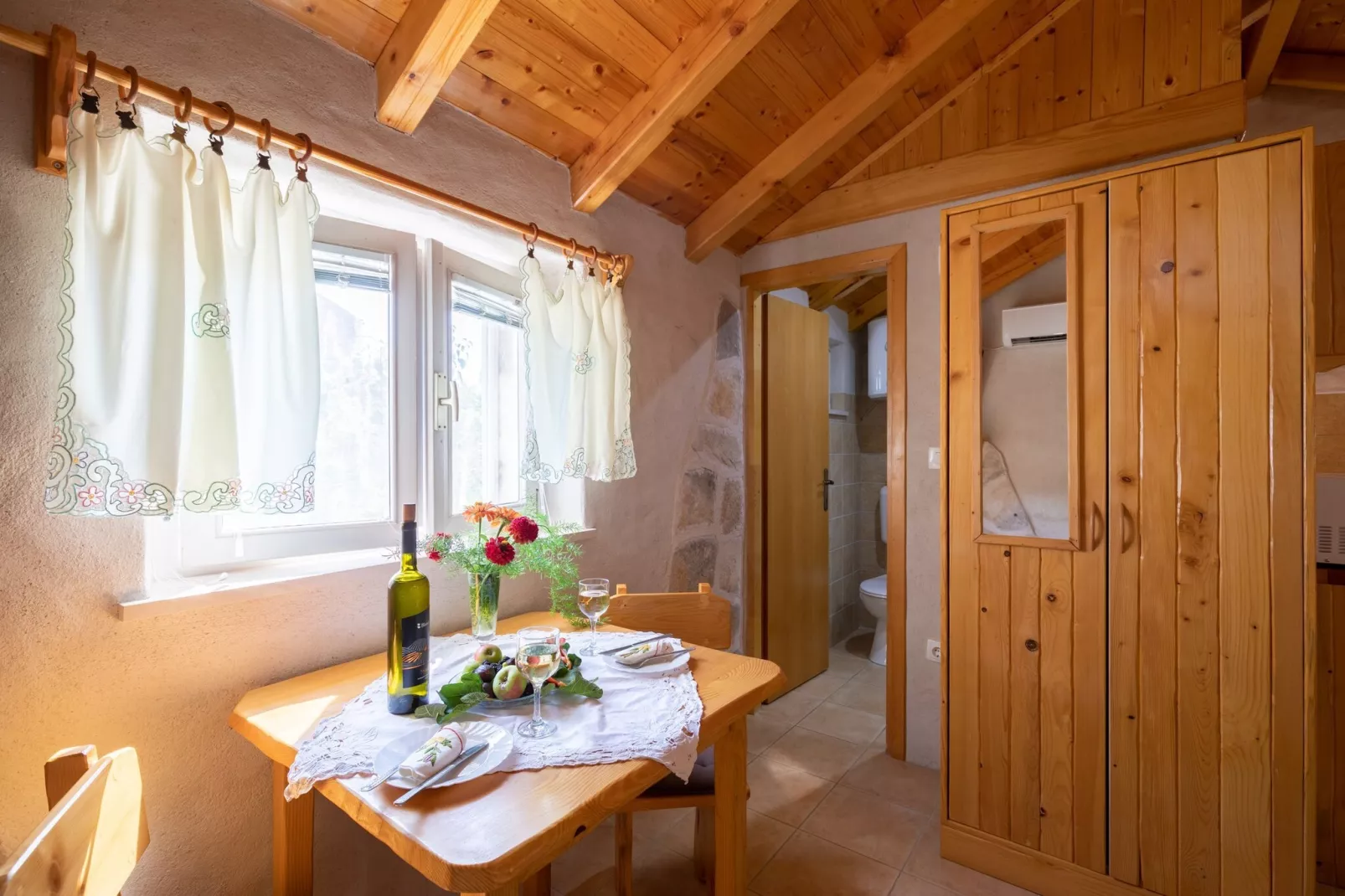 Stone House Harmony -Studio Apartment with Patio and Garden View ( 2 )-Binnen