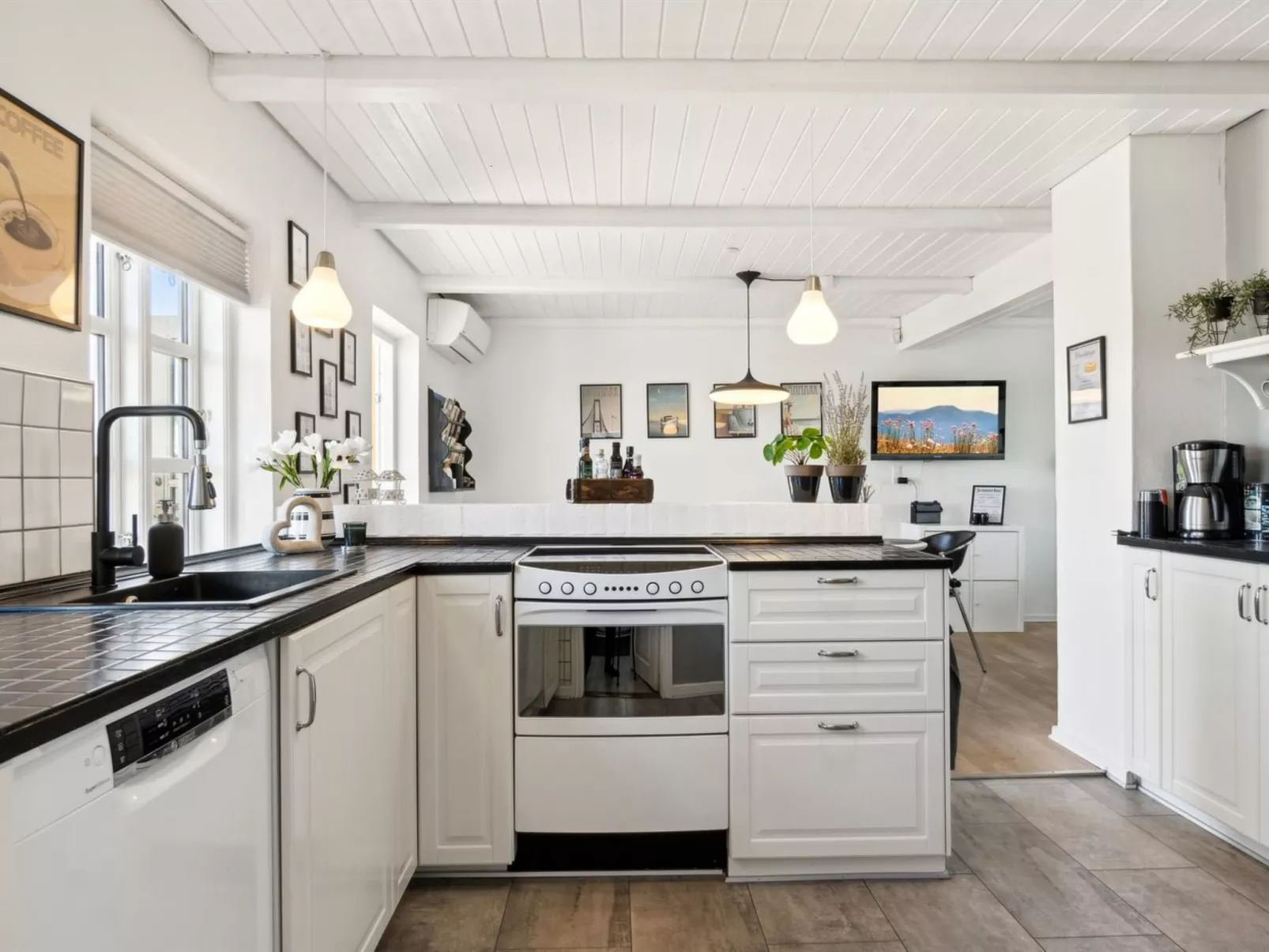 "Mari" - 150m from the sea-Binnen