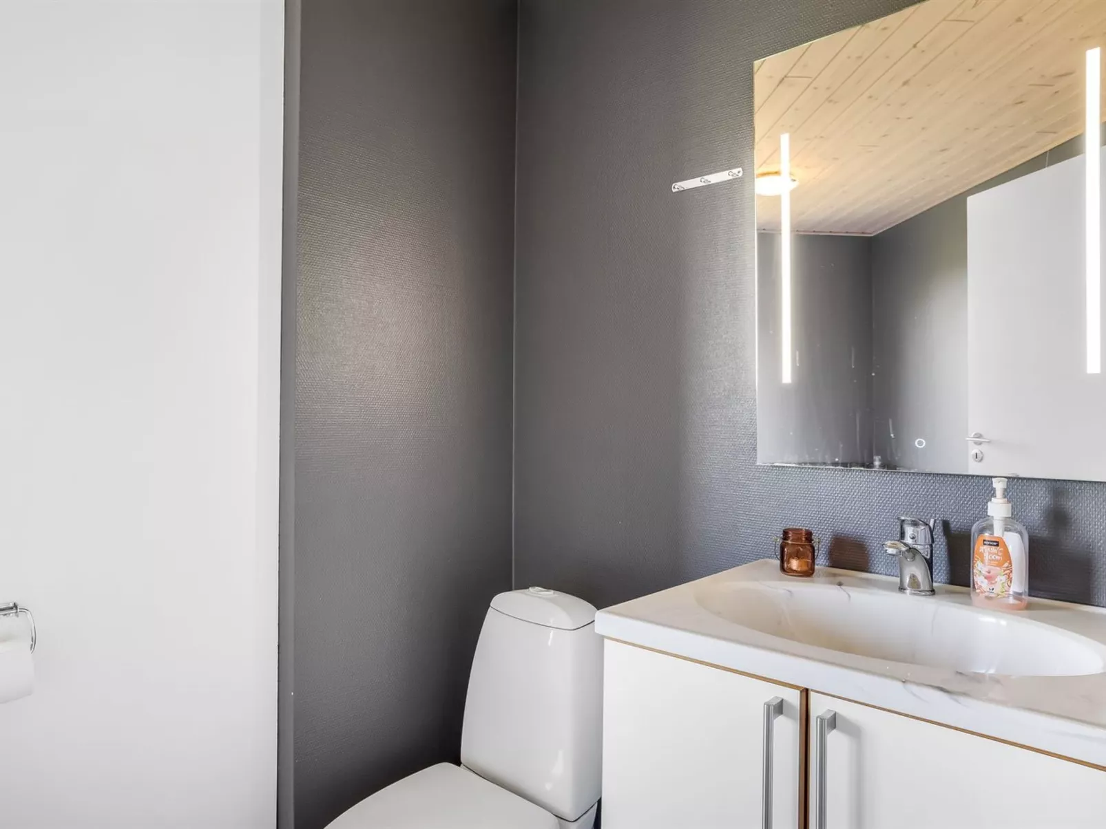 "Ernesta" -  from the sea-Binnen