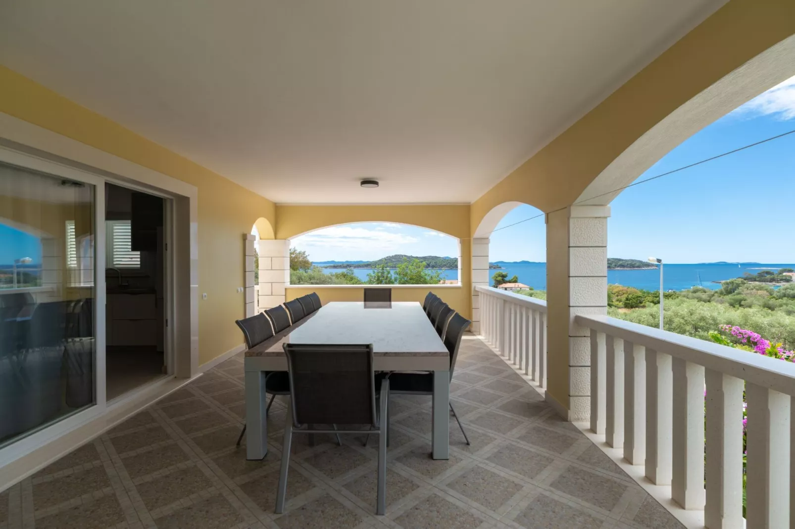 Modern Villa with Pool-Binnen