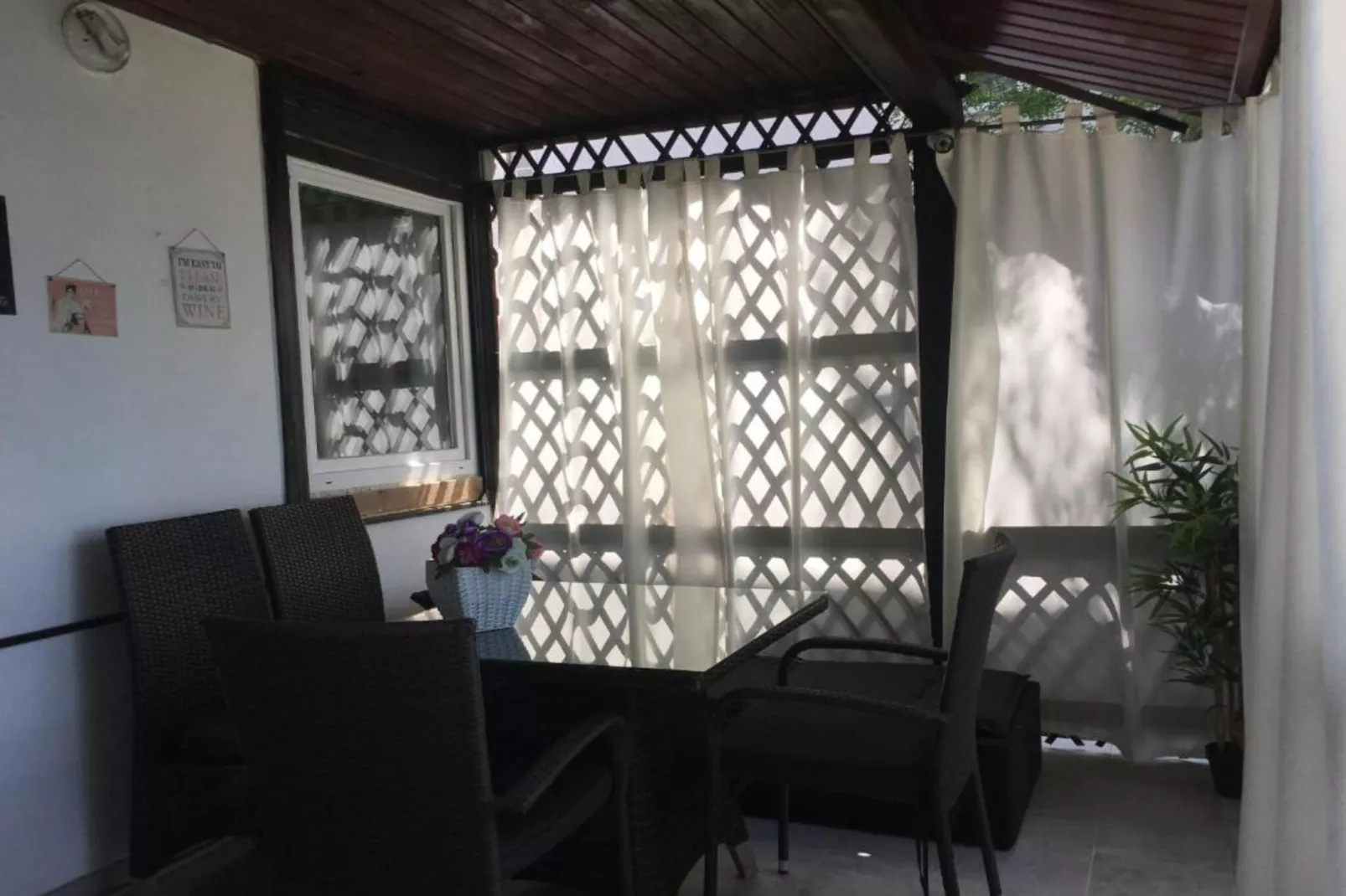 Beach House - 2m from beach - Three Bedroom House-Binnen