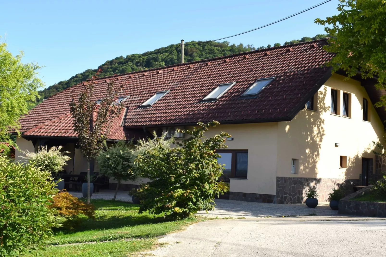 Zevnik Quiet Retreat with Stunning Views and Equestrian Activities - Family Room with Private Bathroom 8-Buitenlucht