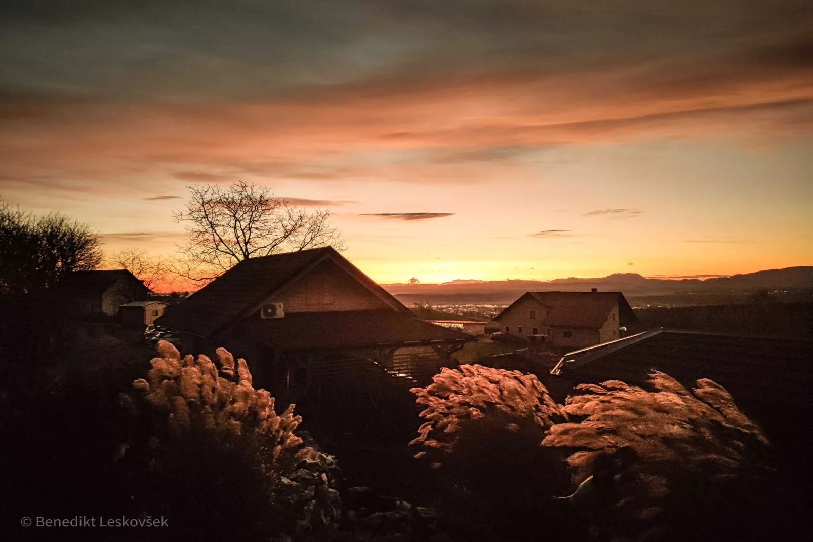 Rustic Refuge Glamping with Hot-Tub and Sauna - Two Bedroom Apartment with Terrace-Uitzicht