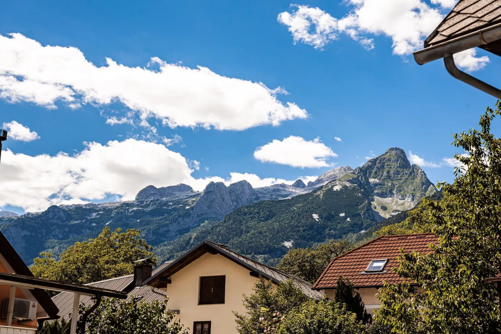 Mountain View Haven Apartments - One Bedroom Apartment  with Balcony-Uitzicht