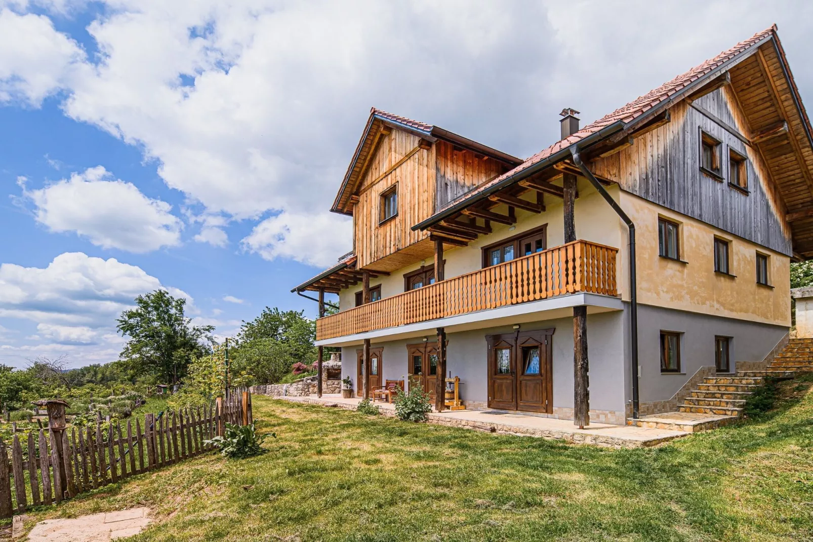 Hidden Authentic Haven Apartments - One Bedroom Apartment with Terrace-Buitenlucht