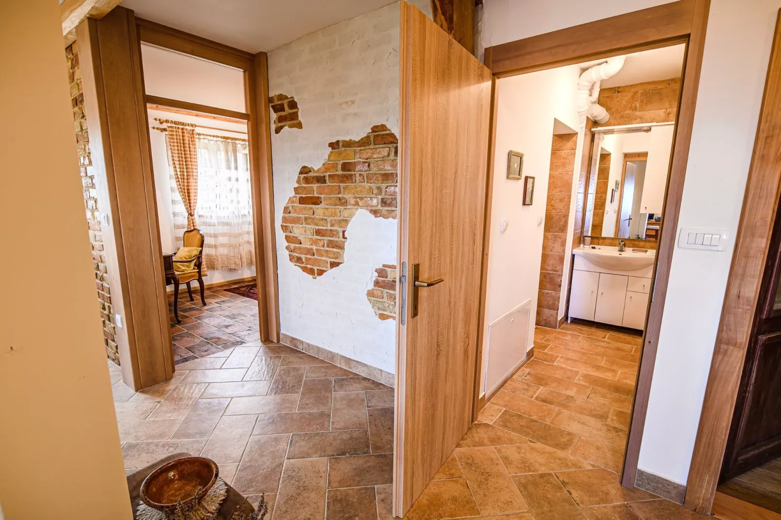 Hidden Authentic Haven Apartments - Two Bedroom Apartment with Balcony-Binnen