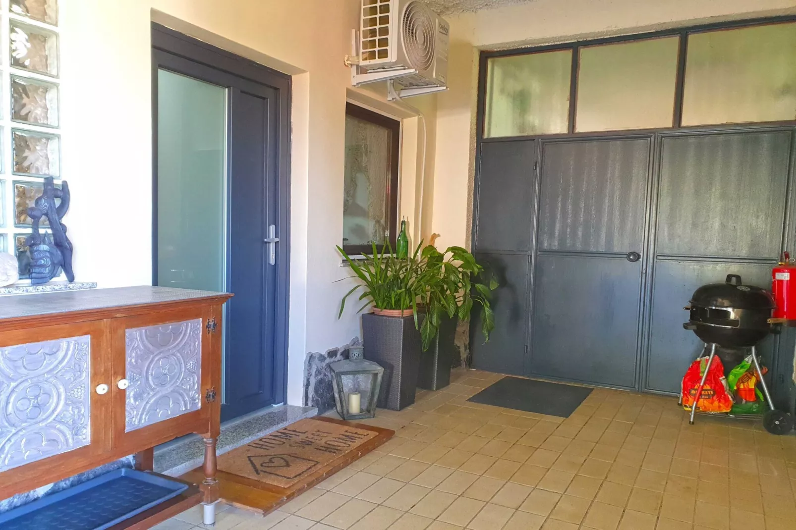 Bright and Sunny Apartment with Terrace - Two Bedroom Apartment with Terrace-Buitenlucht