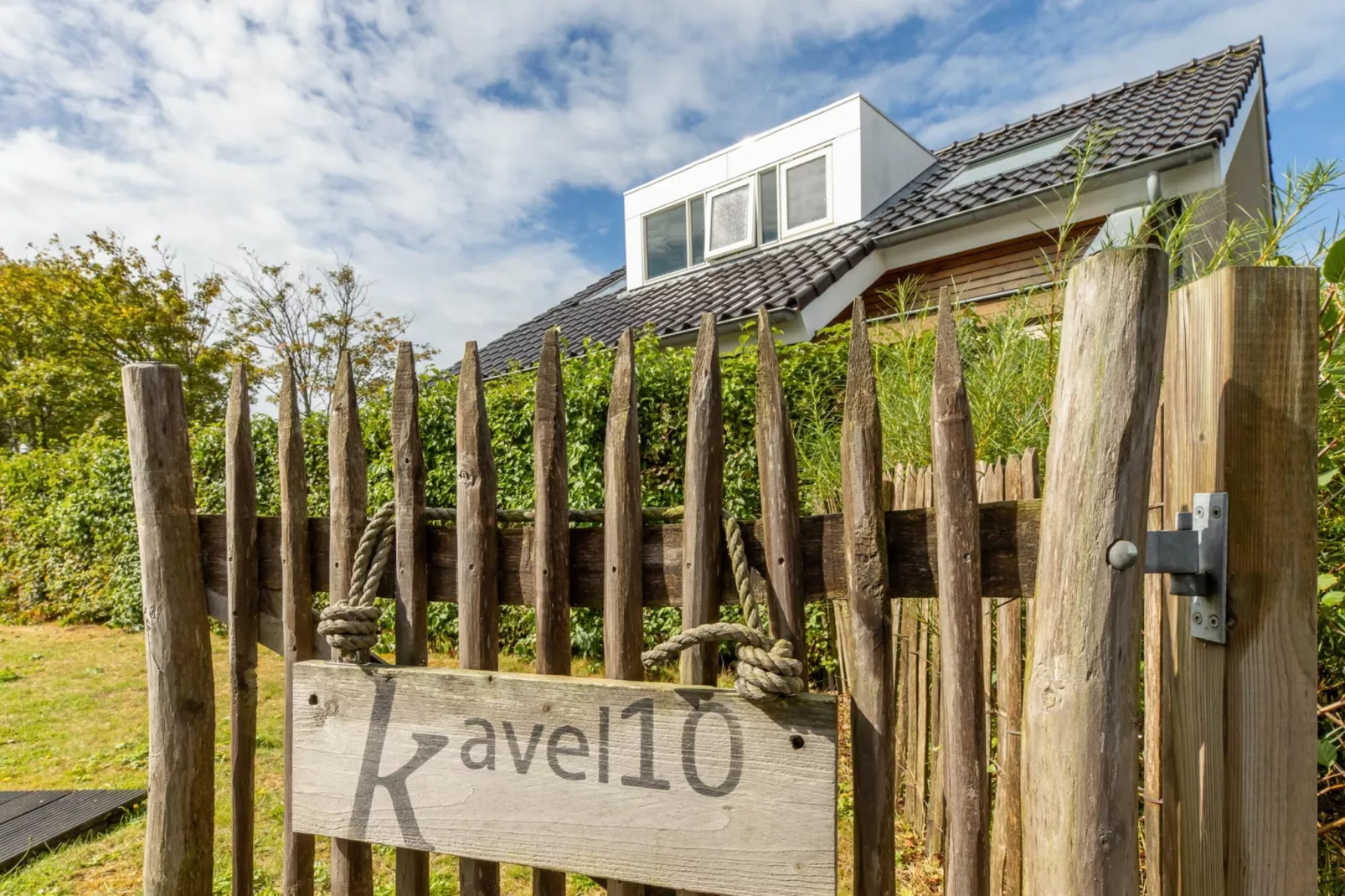 Zonnedorp Kavel 10 Renesse | Villa near the Beach & with Spacious Garden-Sfeer