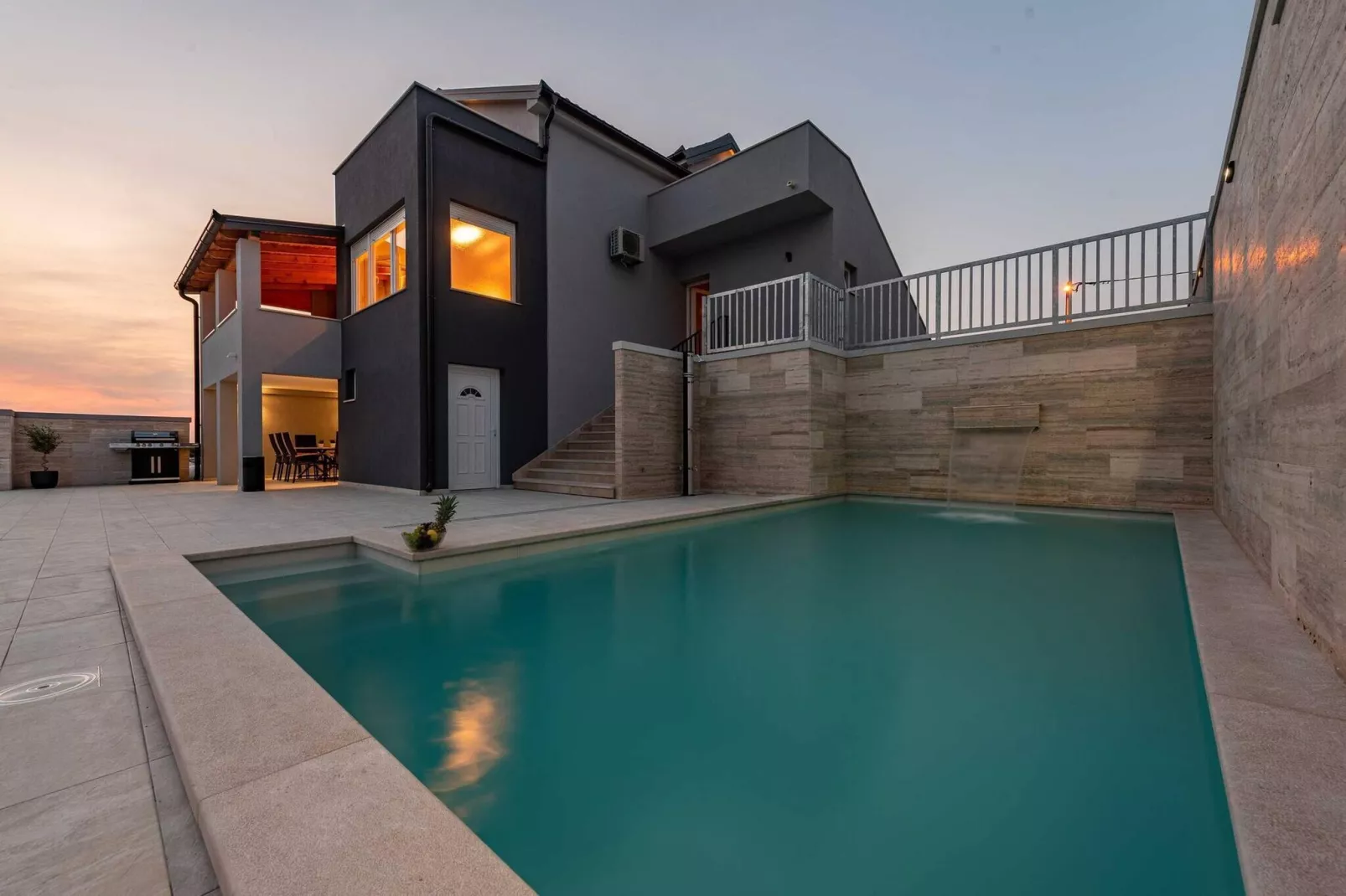 Villa Pezer with heated pool & sauna-Buitenkant zomer