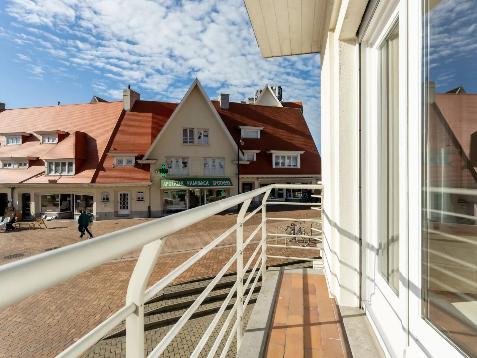 Marie Antoinette close by the sea-Buiten