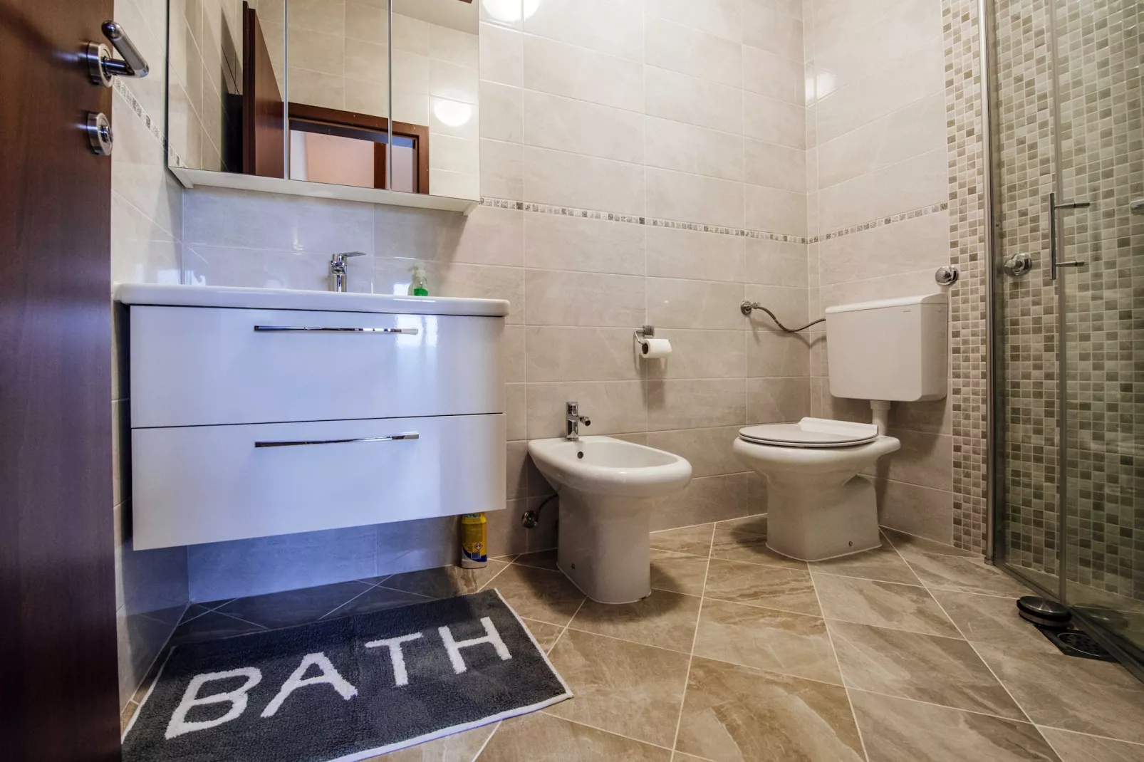 Authentic stone house Momo-Badkamer