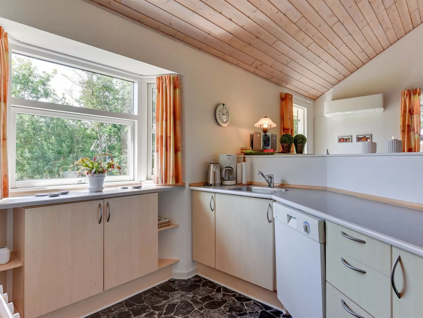 "Herlugh" - 1km to the fjord-Binnen