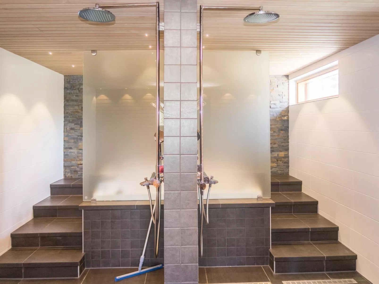 Holy lake chalet b-Binnen