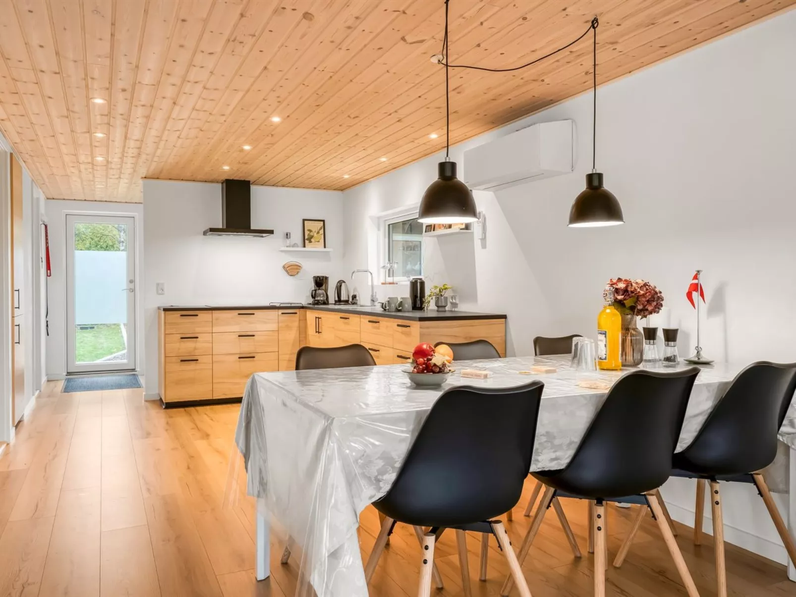 "Silvia" -  from the sea-Binnen