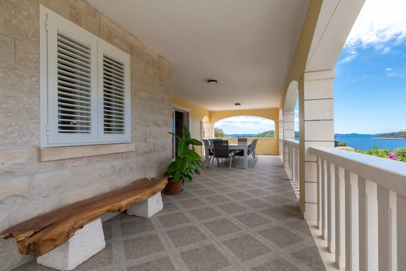 Modern Villa with Pool-Binnen