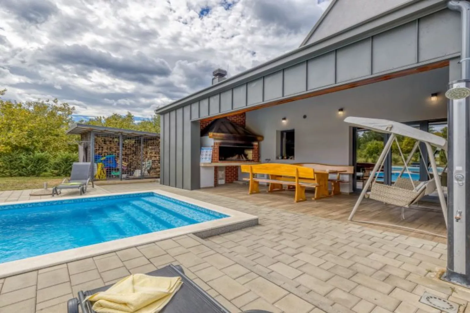 Four Bedroom Holiday House Mali Raj with Pool-Zwembad