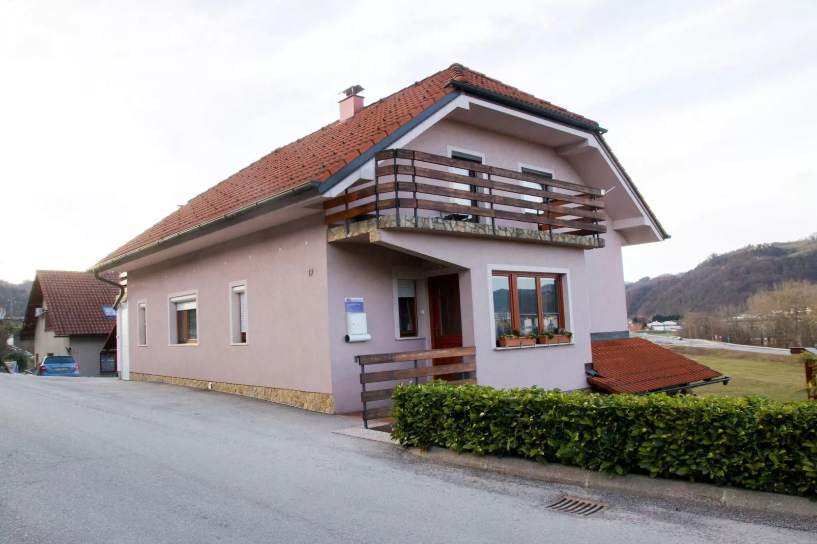 Relaxing Retreat with Hot Tub in Sevnica - Three Bedroom Apartment-Buitenlucht