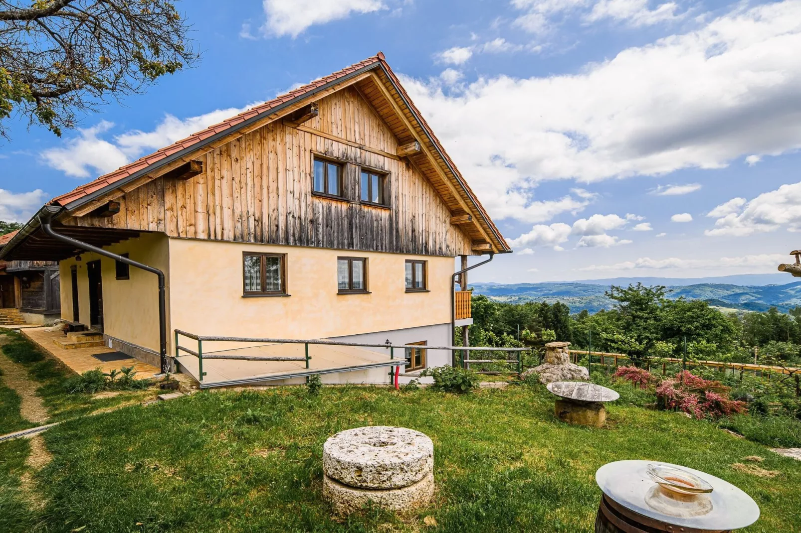 Hidden Authentic Haven Apartments - One Bedroom Apartment with Terrace-Buitenlucht