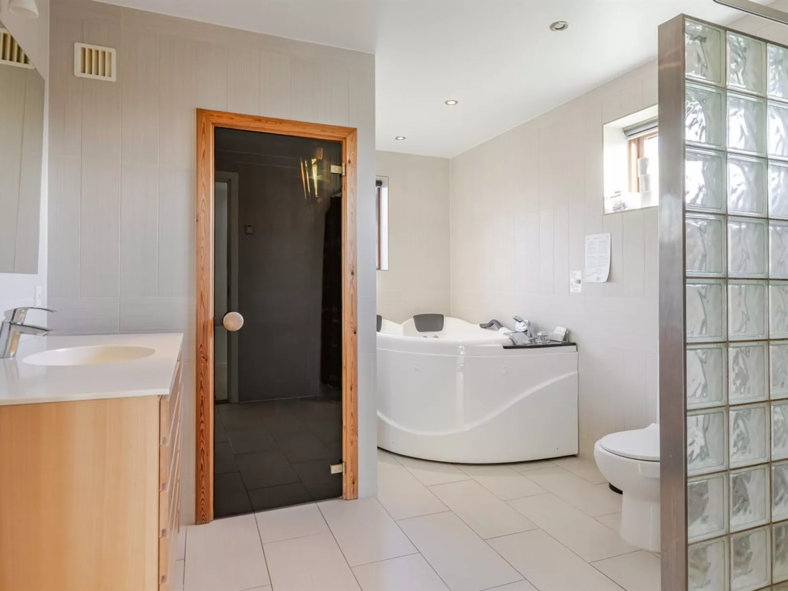 "Thomine" - 2.5km from the sea-Binnen