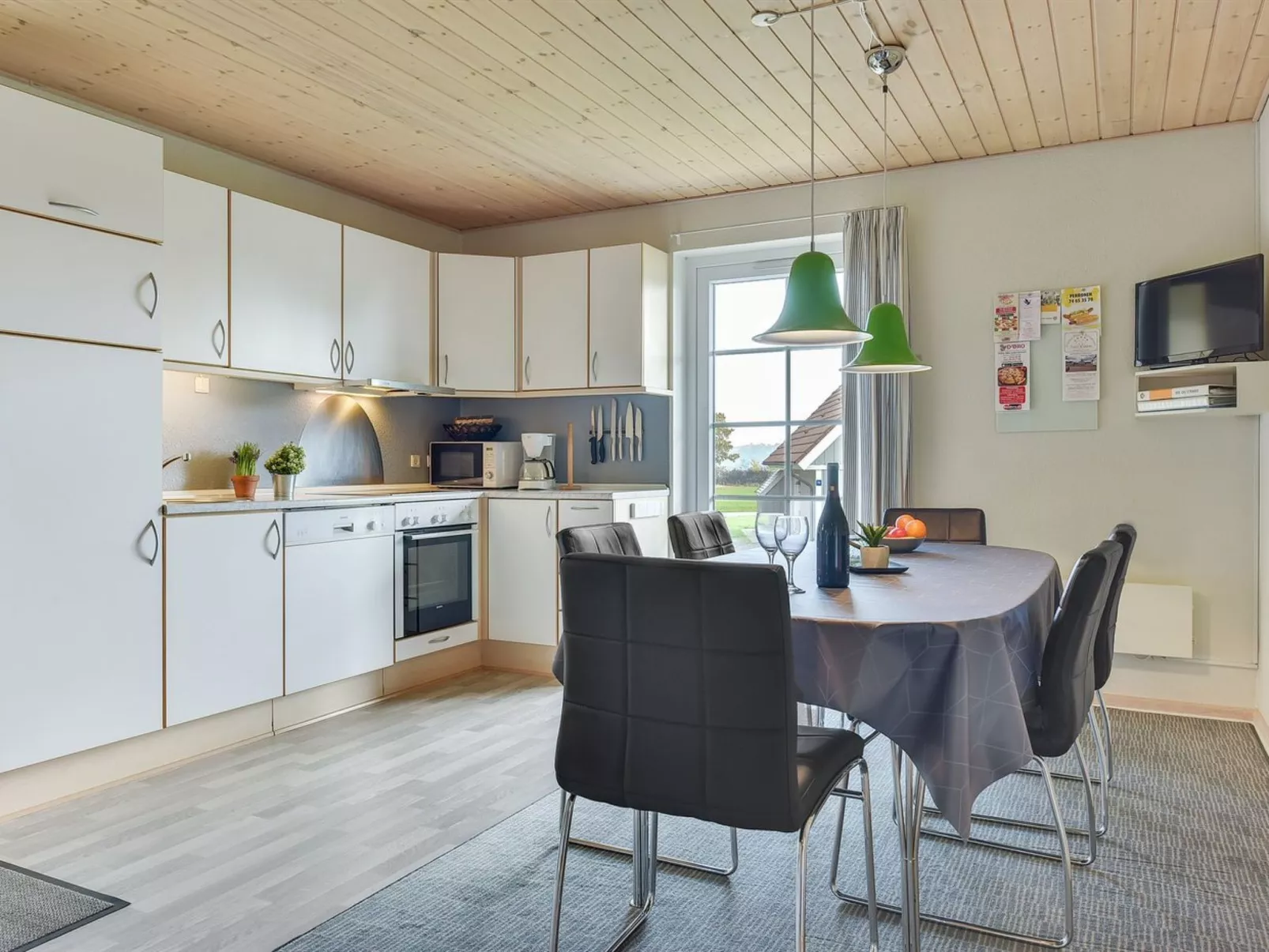 "Babette" - 75m to the fjord-Binnen