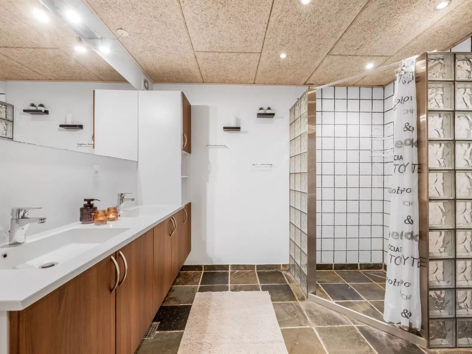 "Yvonna" - 350m to the fjord-Binnen