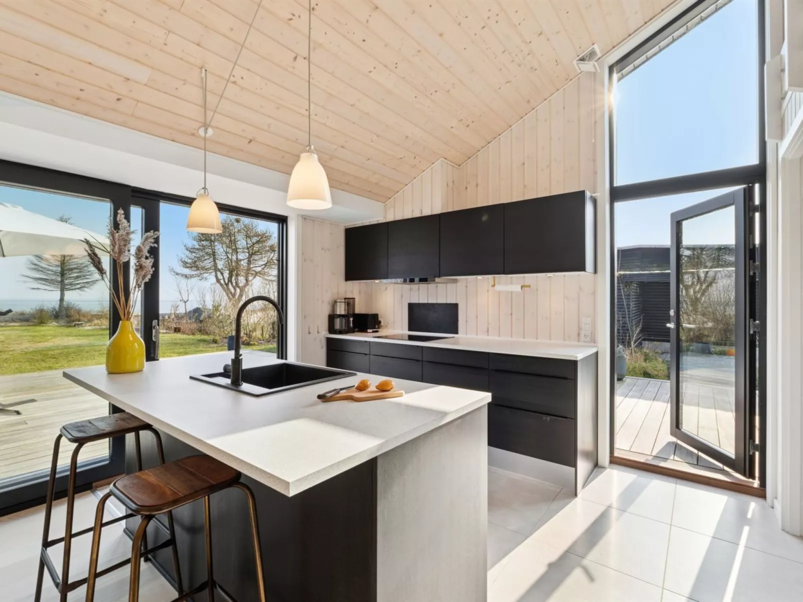 "Viveke" - 10m from the sea-Binnen