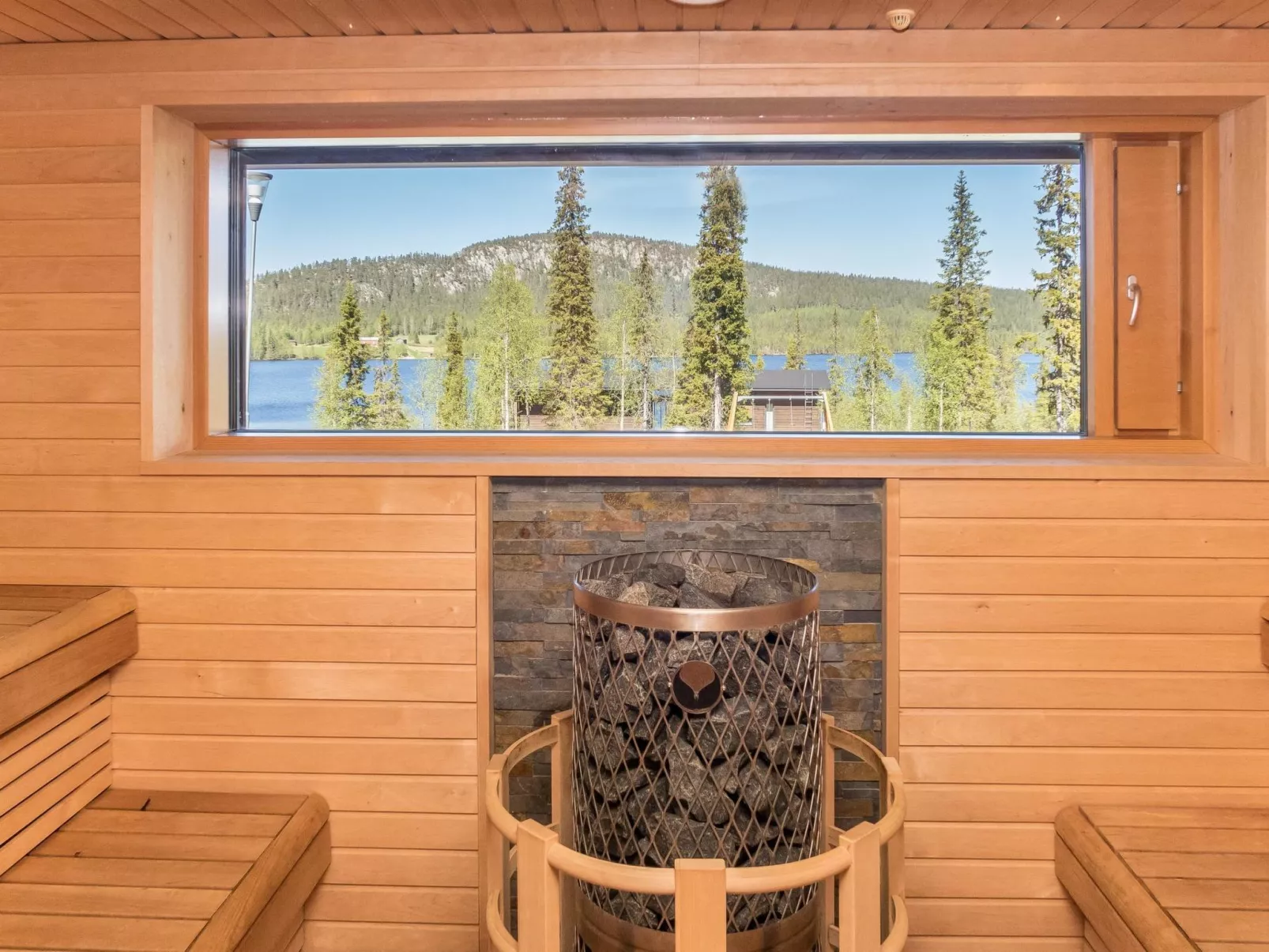 Holy lake chalet b-Binnen