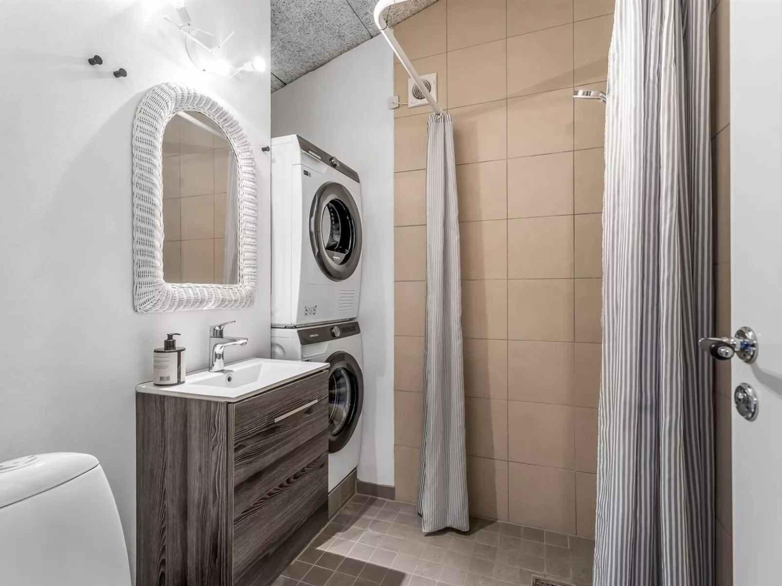 "Effy" - 600m from the sea-Binnen