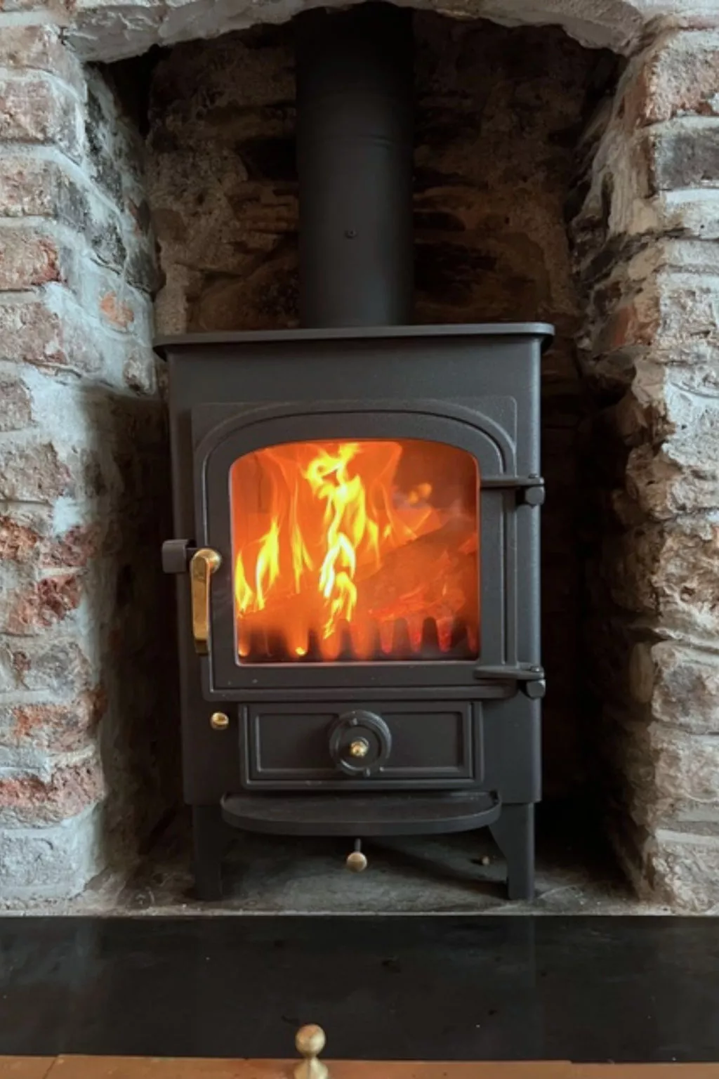 April Cottage-Binnen