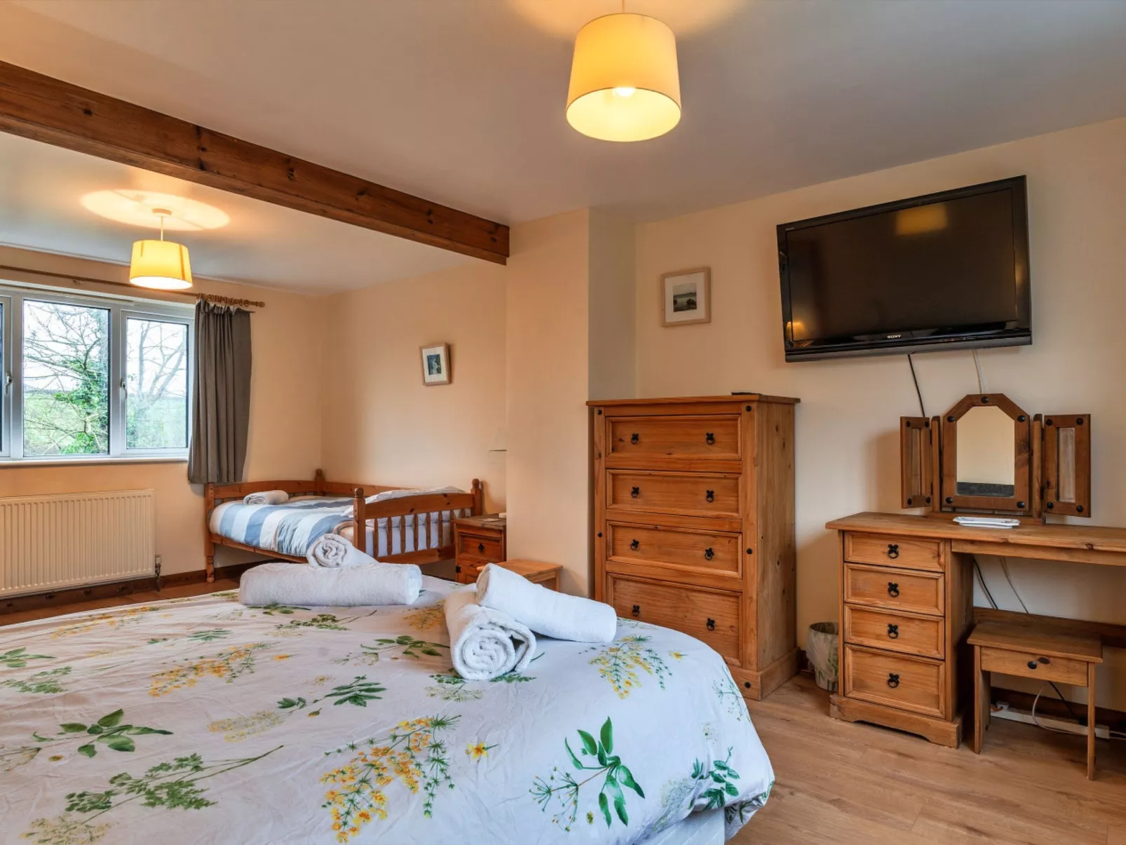 No.1 Gladys' Orchard-Binnen