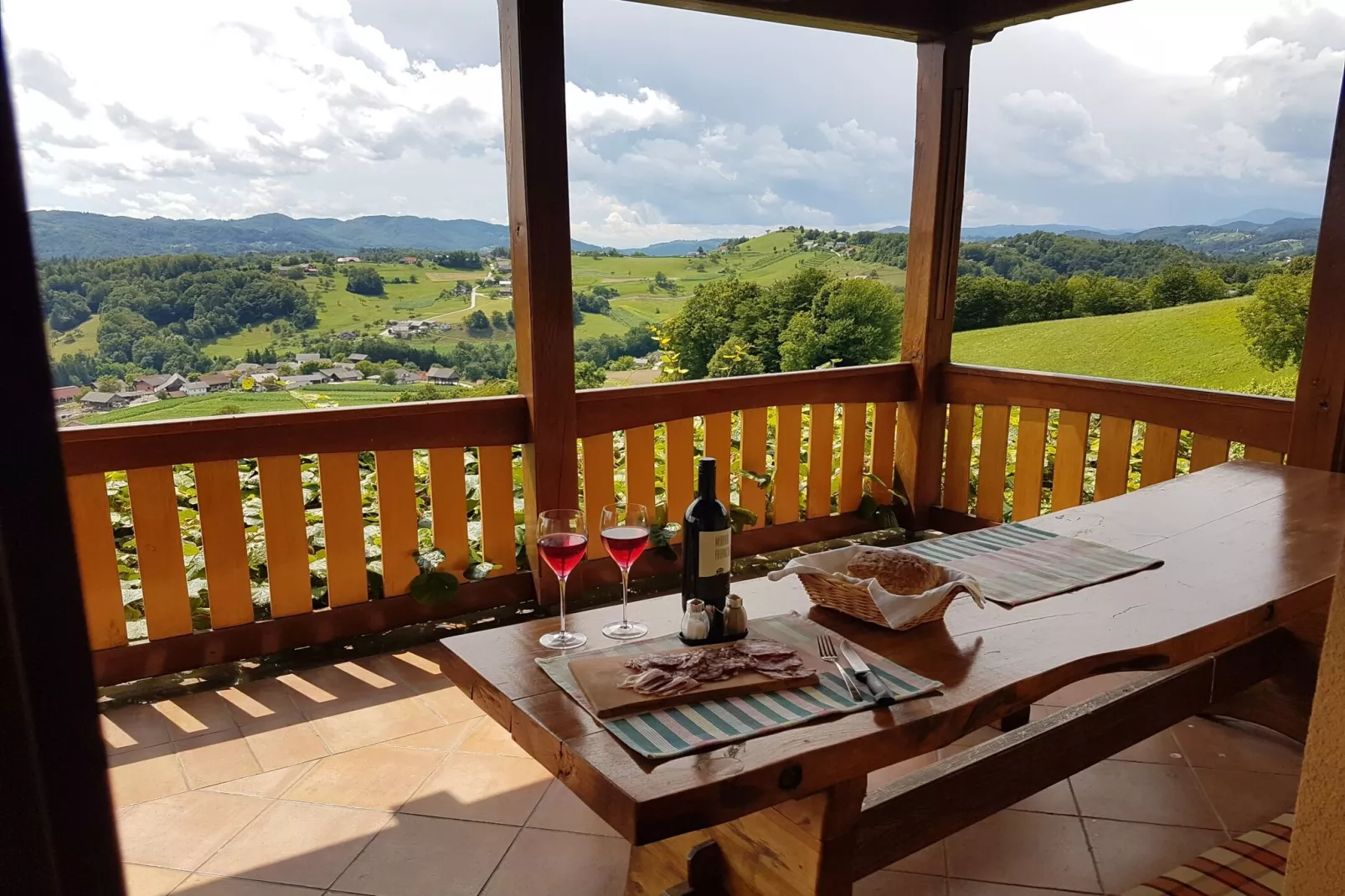 Vivid Hillside Country House with Hot-Tub and Sauna - Two Bedroom Country House-Terrasbalkon