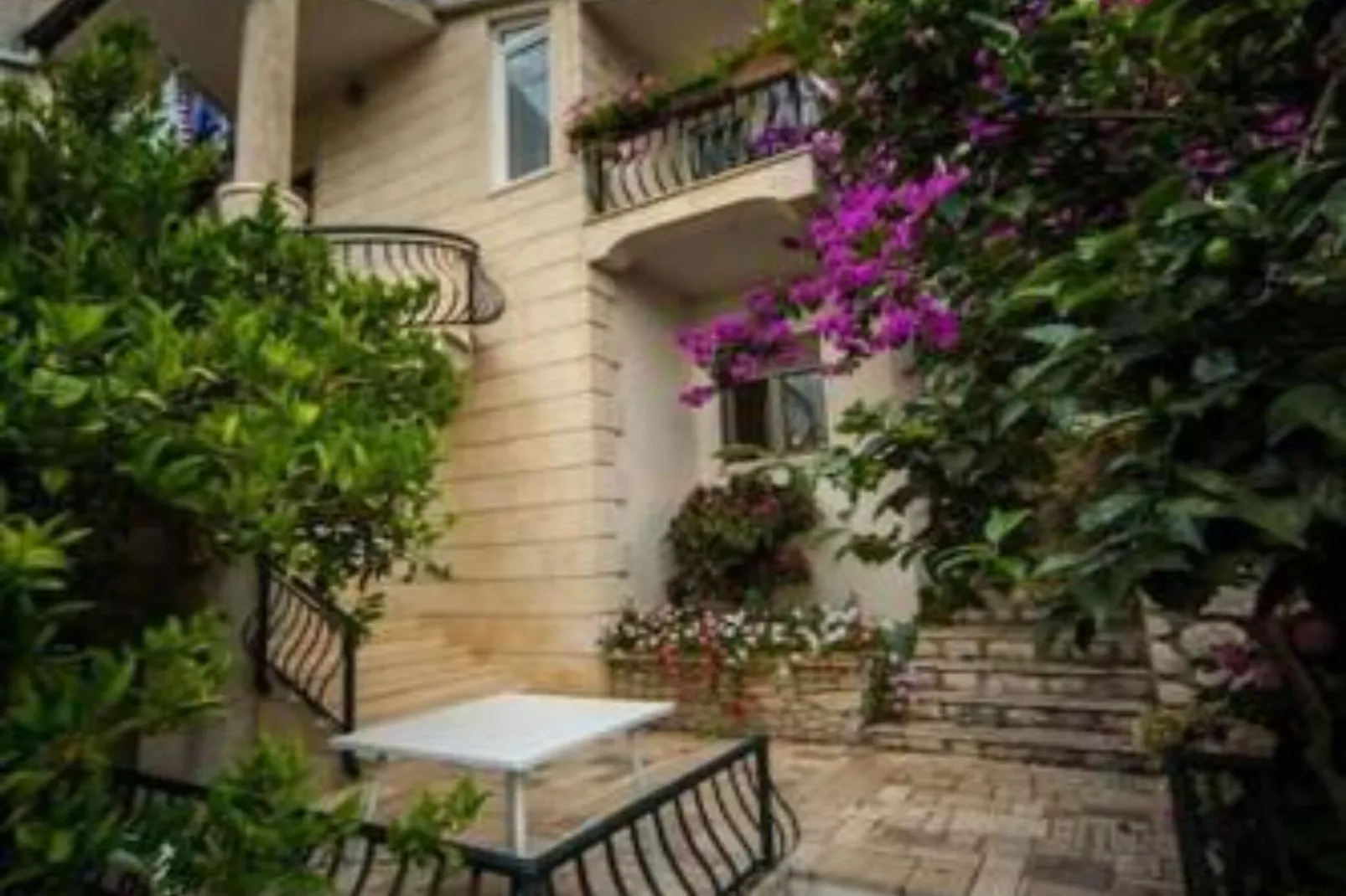 Two-Bedroom Apartment With Lake View-Buitenlucht