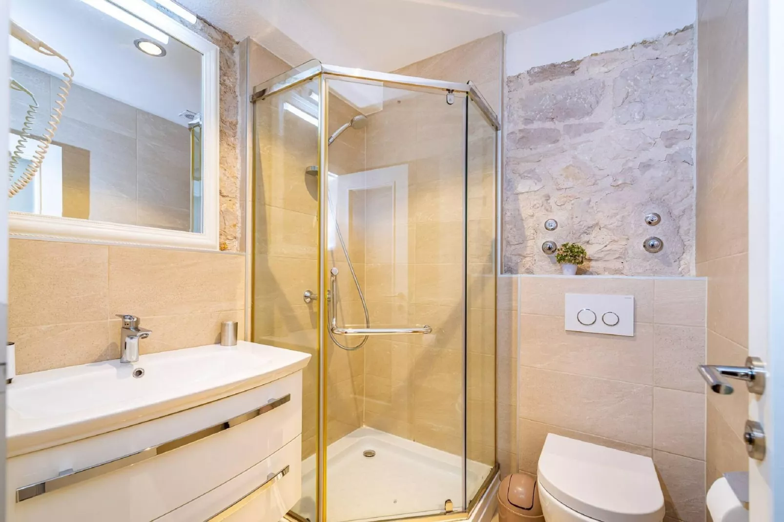 Authentic Villa Zvonko-Badkamer