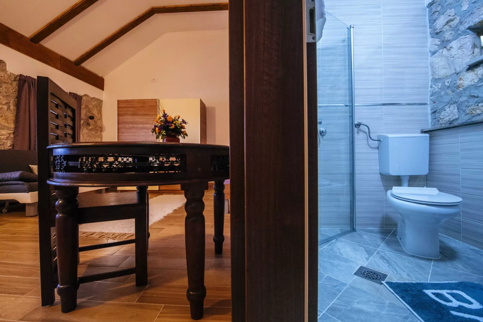 Authentic stone house Momo-Badkamer