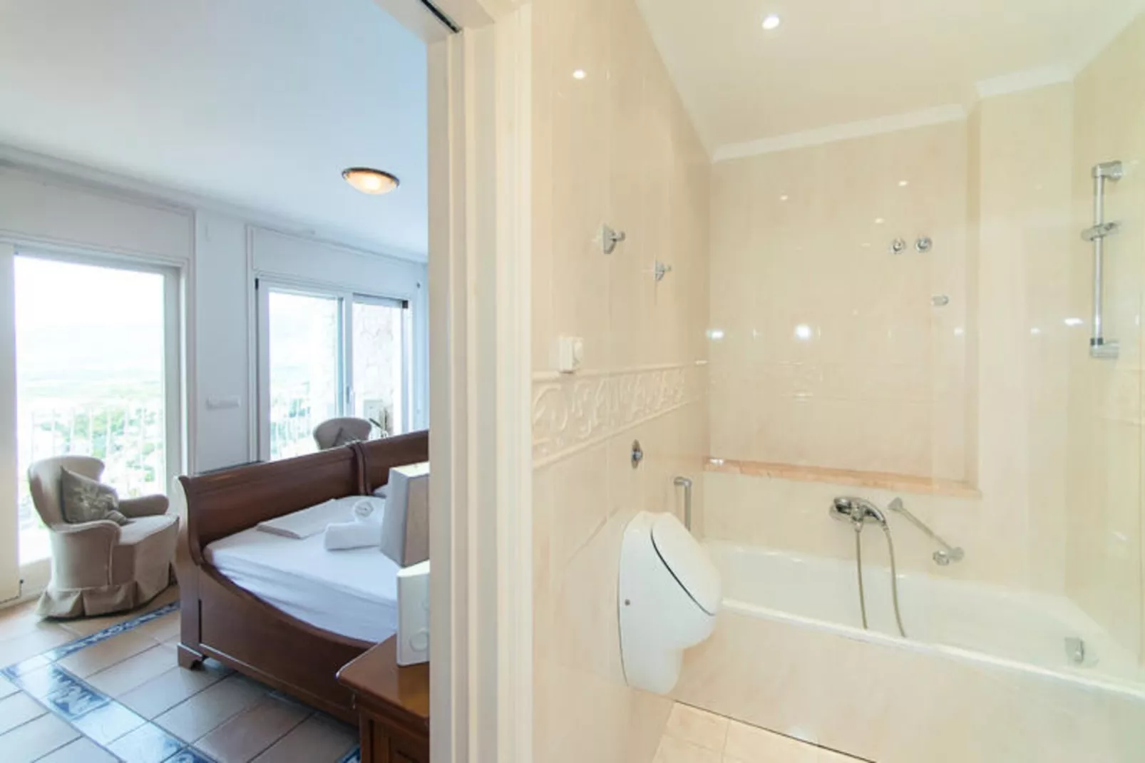 Maison à Roses-Niet-getagd