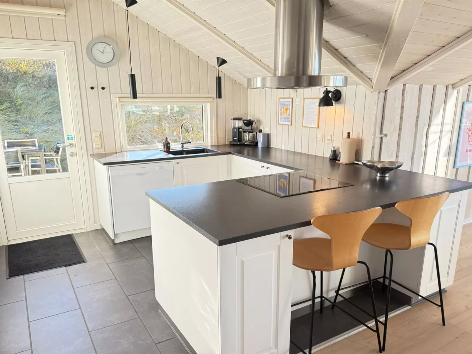 "Velena" -  from the sea-Binnen