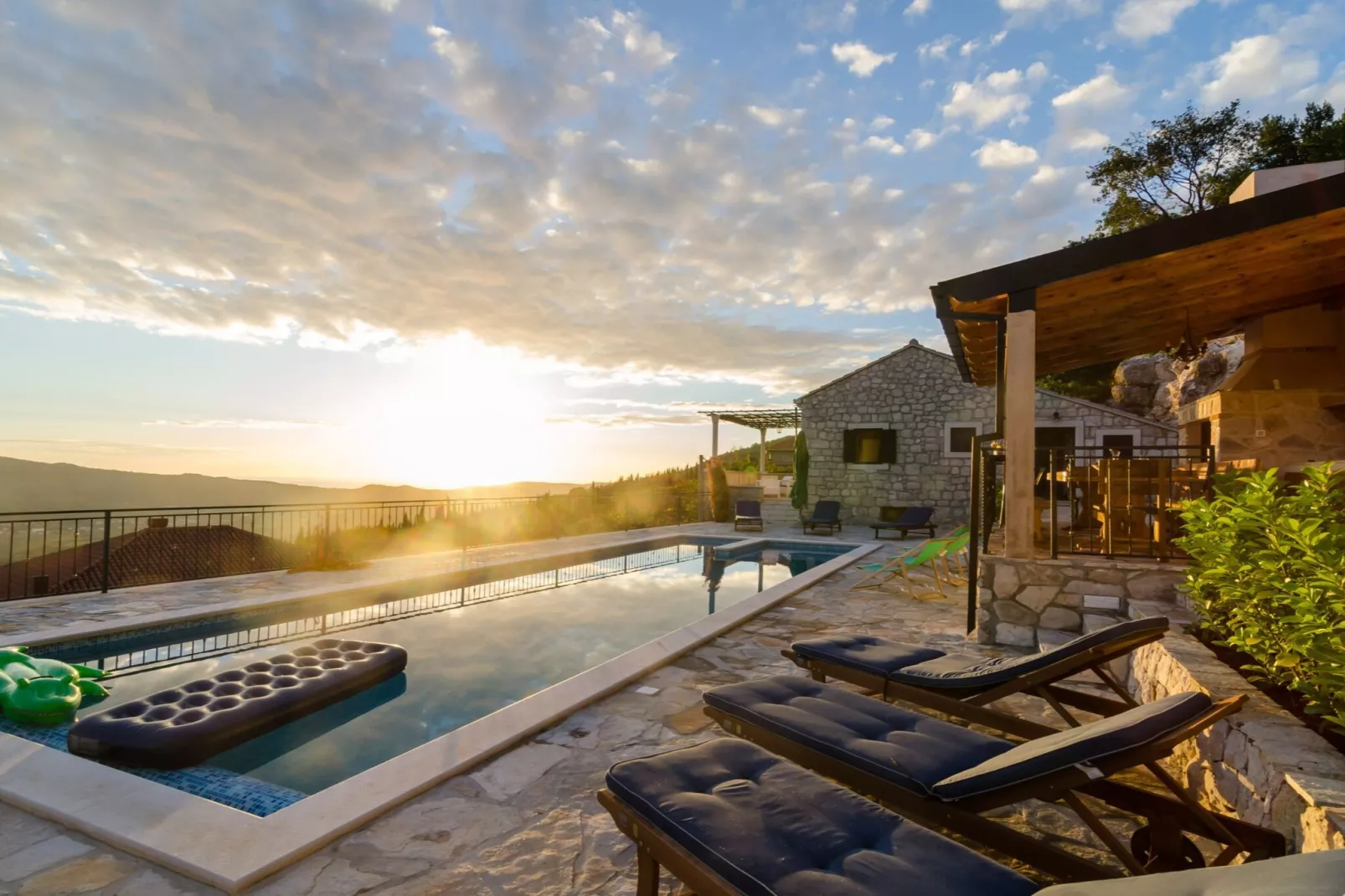 Villa Falcon Rook - Four-Bedroom Villa with Terrace and Swimming Pool-Zwembad