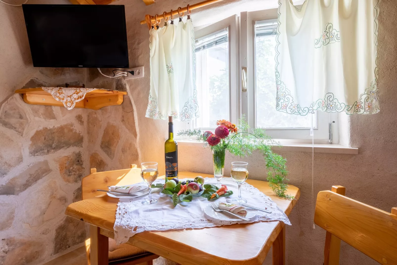 Stone House Harmony -Studio Apartment with Patio and Garden View ( 2 )-Binnen