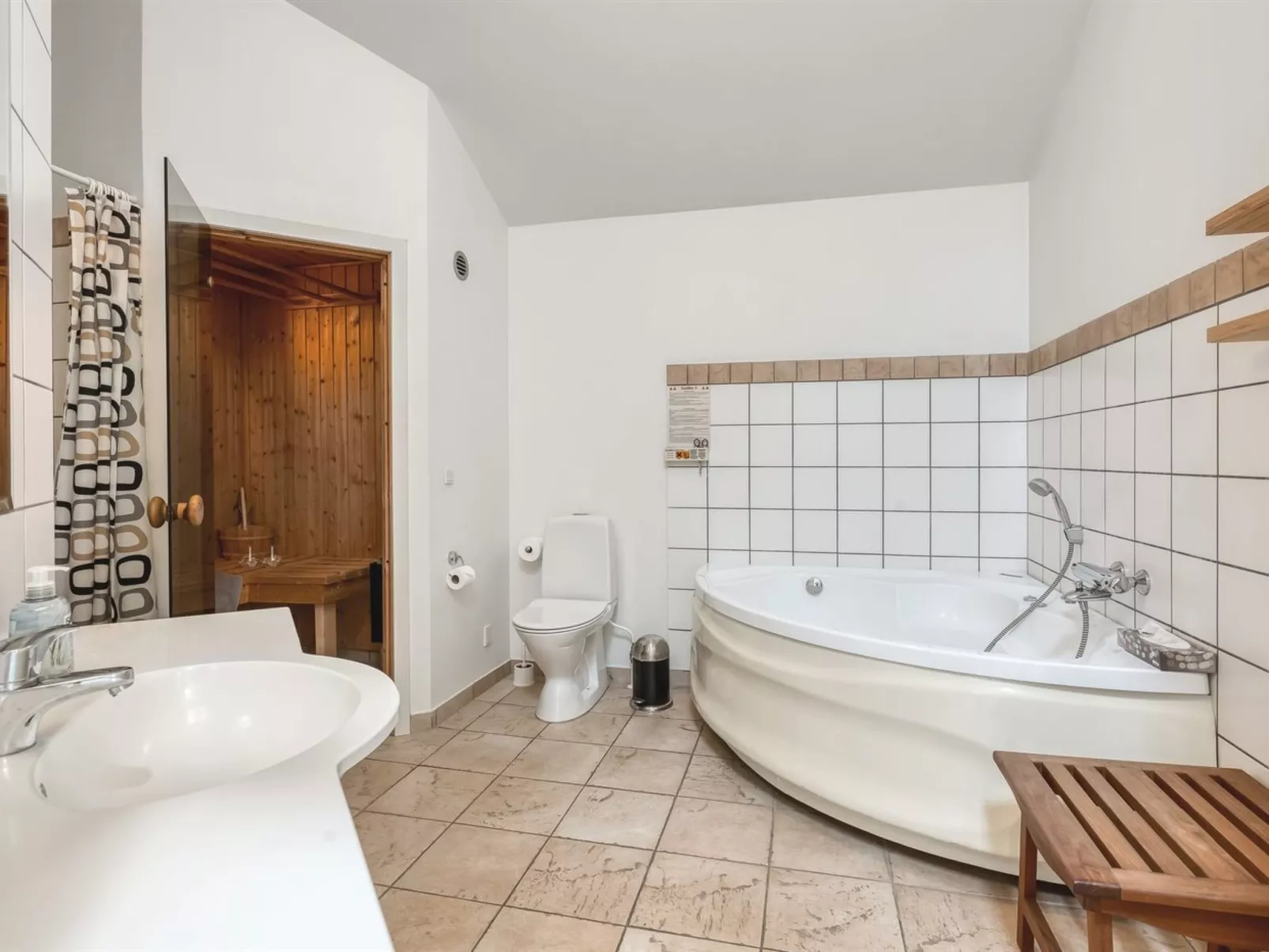 "Era" - 100m from the sea-Binnen