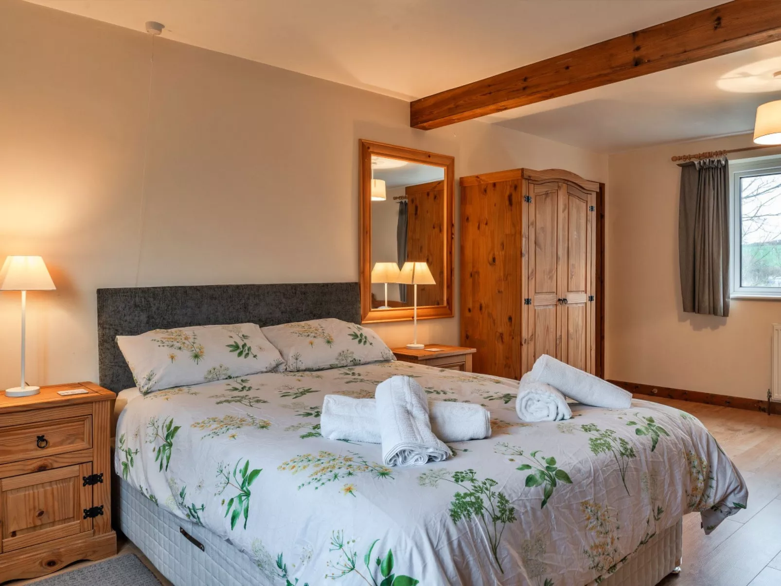 No.1 Gladys' Orchard-Binnen