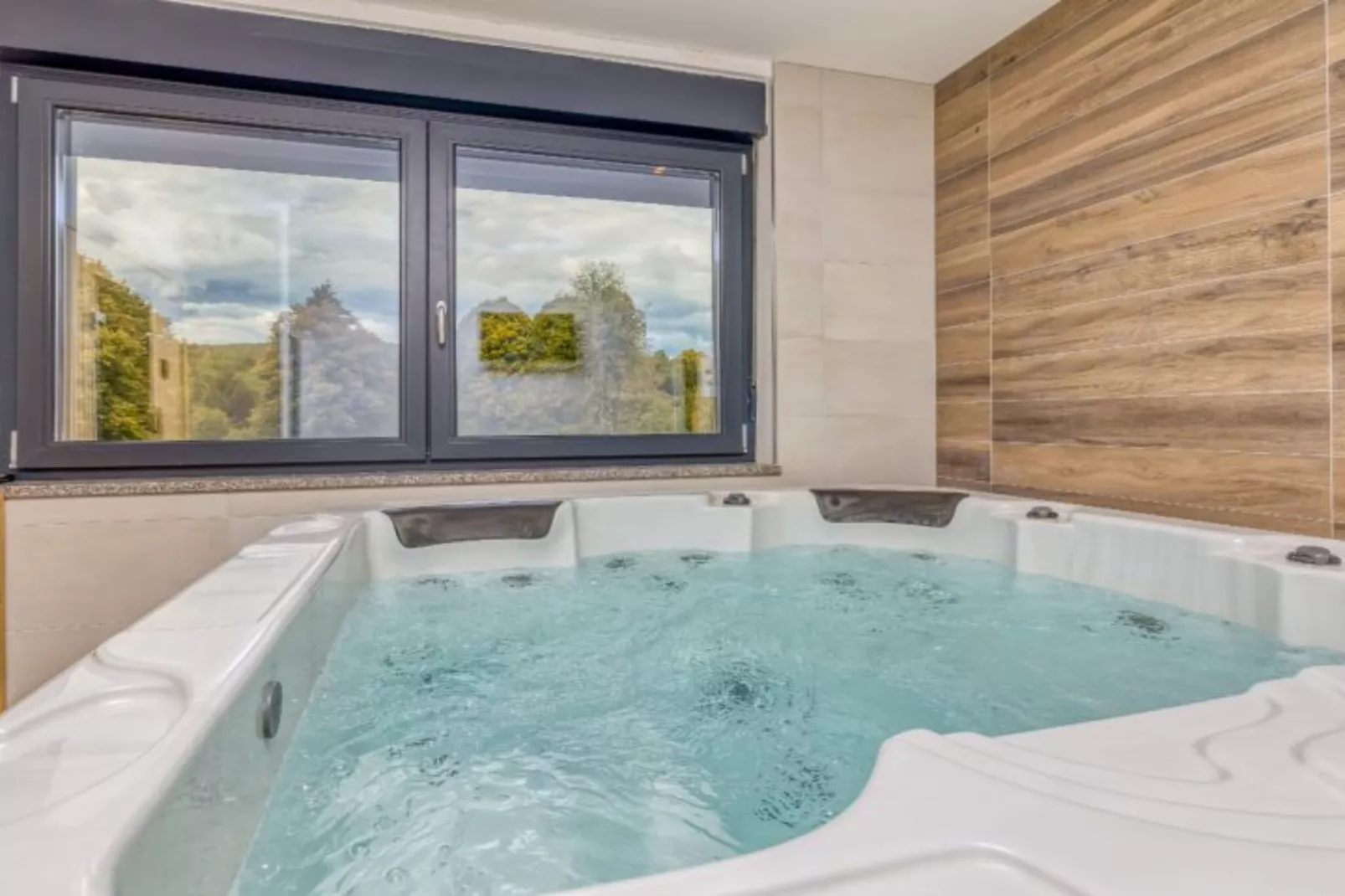 Four Bedroom Holiday House Mali Raj with Pool-Zwembad