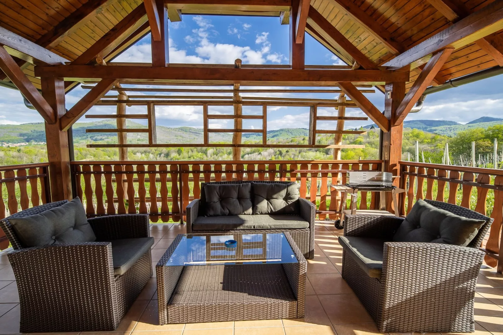 Golden Horizon Holiday Home with Terrace and Garden - One Bedroom Holiday Home with Terrace and Garden-Terrasbalkon