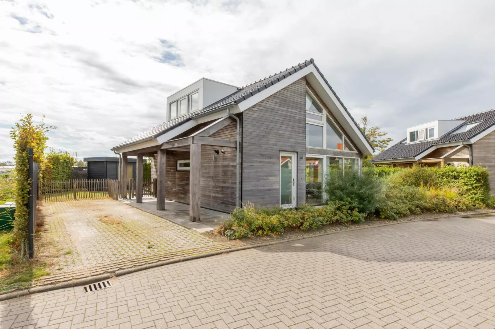 Zonnedorp Kavel 10 Renesse | Villa near the Beach & with Spacious Garden-Buitenkant zomer