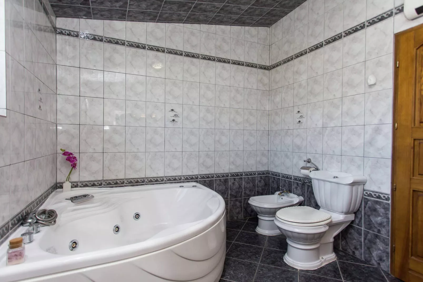 Sport & Spa Villa Neoric-Badkamer