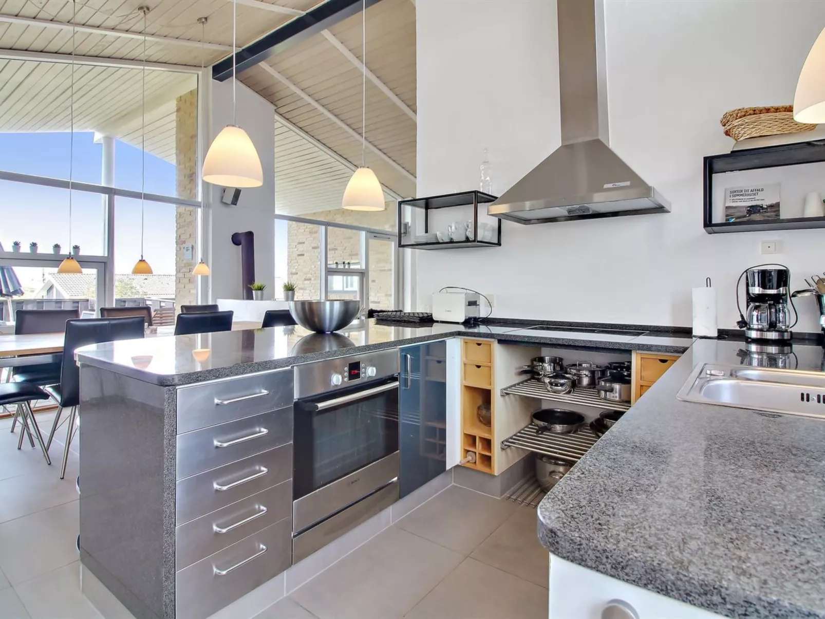 "Judeth" - 300m from the sea-Binnen