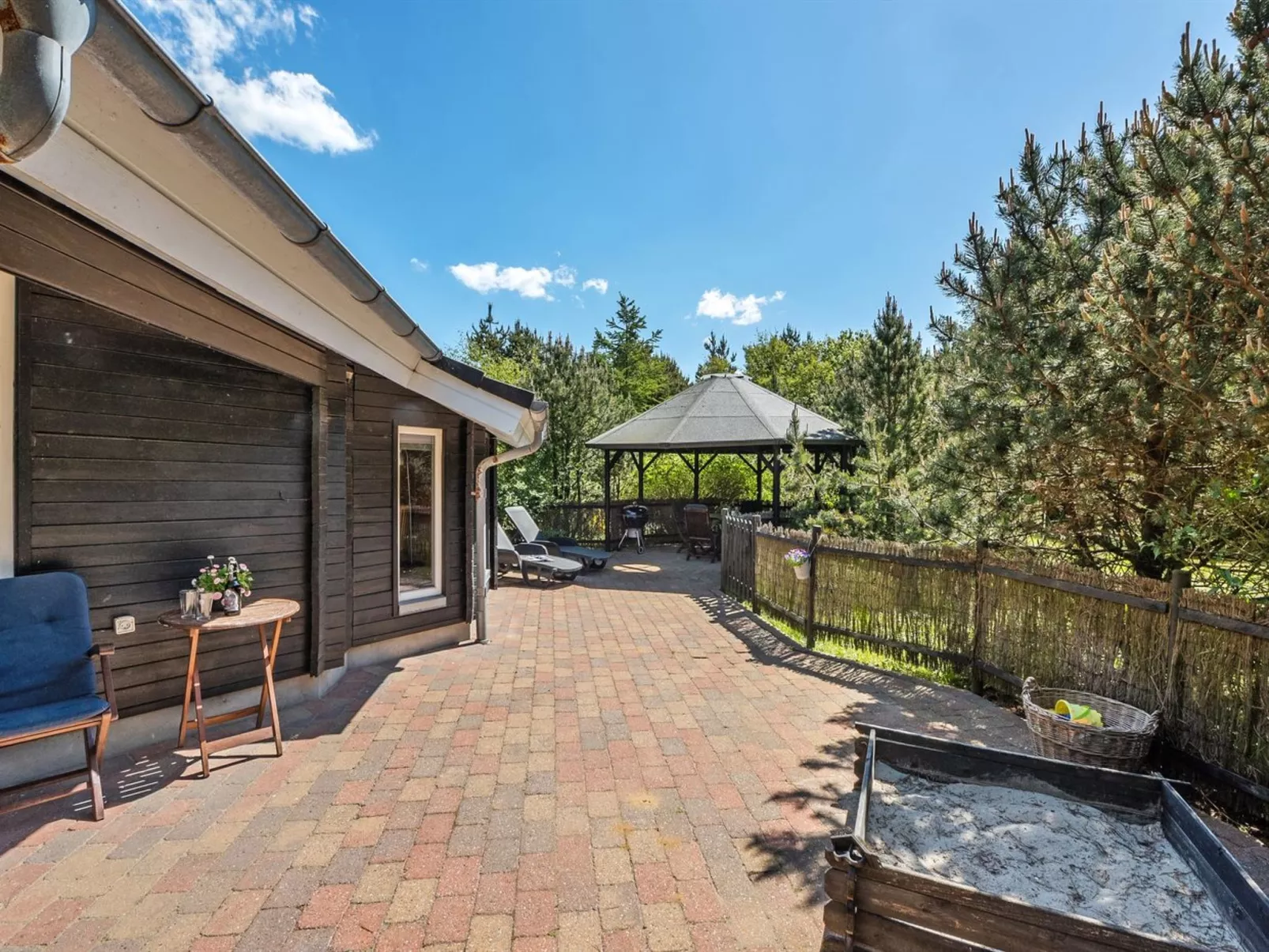 "Jorina" - 700m to the fjord-Buiten