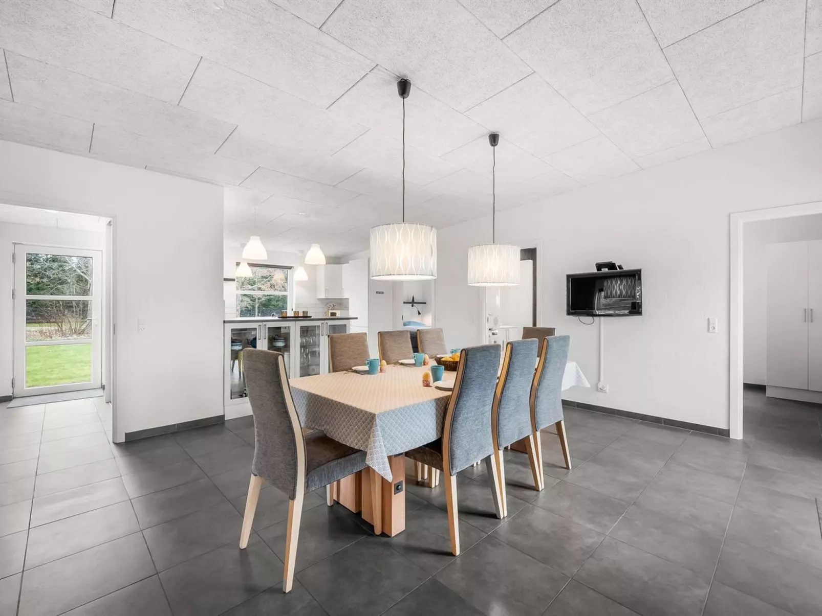 "Jarven" - 500m to the fjord-Binnen